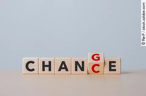 Sechs Buchstaben auf Holzklötzen ergeben das Word Change wobei das G zu einem C gewendet wird. Sechs Buchstaben auf Holzklötzen ergeben das Word Change wobei das G zu einem C gewendet wird.