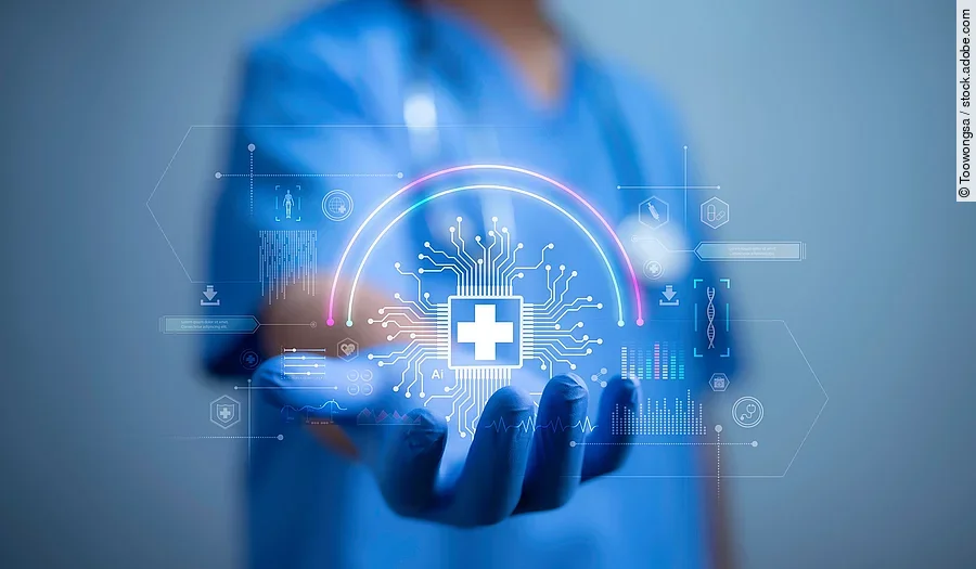 Auf einer ausgestreckten Hand ist ein Hologramm dargestellt.