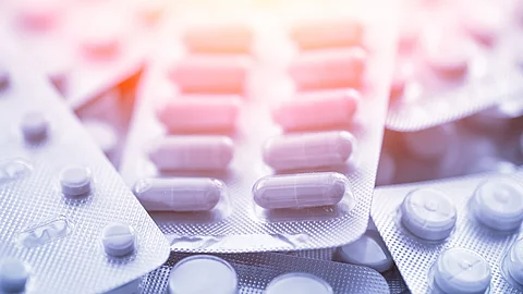 Verschiedene Arzneimittel liegen übereinander. Darunter sind Tabletten und Kapseln verpackt in weißen Blistern. Verschiedene Arzneimittel liegen übereinander. Darunter sind Tabletten und Kapseln verpackt in weißen Blistern.
