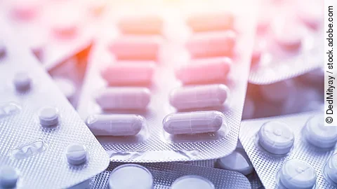 Verschiedene Arzneimittel liegen übereinander. Darunter sind Tabletten und Kapseln verpackt in weißen Blistern. Verschiedene Arzneimittel liegen übereinander. Darunter sind Tabletten und Kapseln verpackt in weißen Blistern.