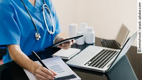 Eine Person sitzt an einem Schreibtisch.