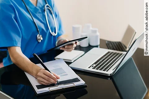 Eine Person sitzt an einem Schreibtisch.