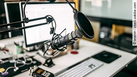Mikrofon und Computer im Tonstudio.
