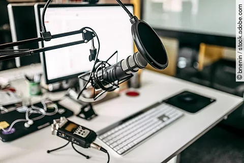 Mikrofon und Computer im Tonstudio.