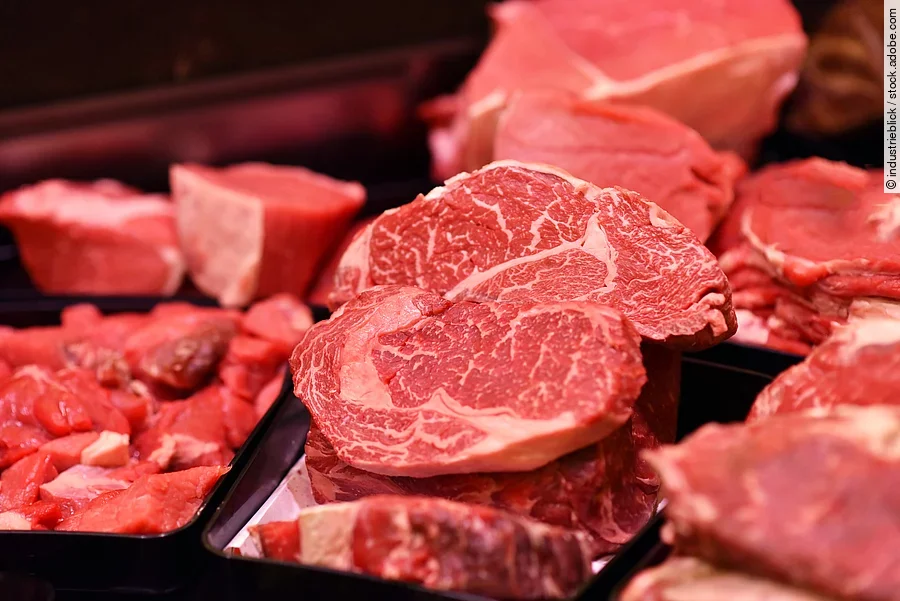 Fleisch in einer Theke im Supermarkt für den Verkauf // Meat in a counter in the supermarket for selling
