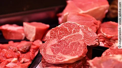 Fleisch in einer Theke im Supermarkt für den Verkauf // Meat in a counter in the supermarket for selling