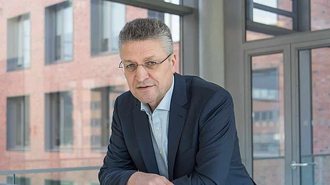 Personenaufnahme von Lothar Wieler vor einem Geländer.