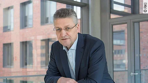 Personenaufnahme von Lothar Wieler vor einem Geländer.