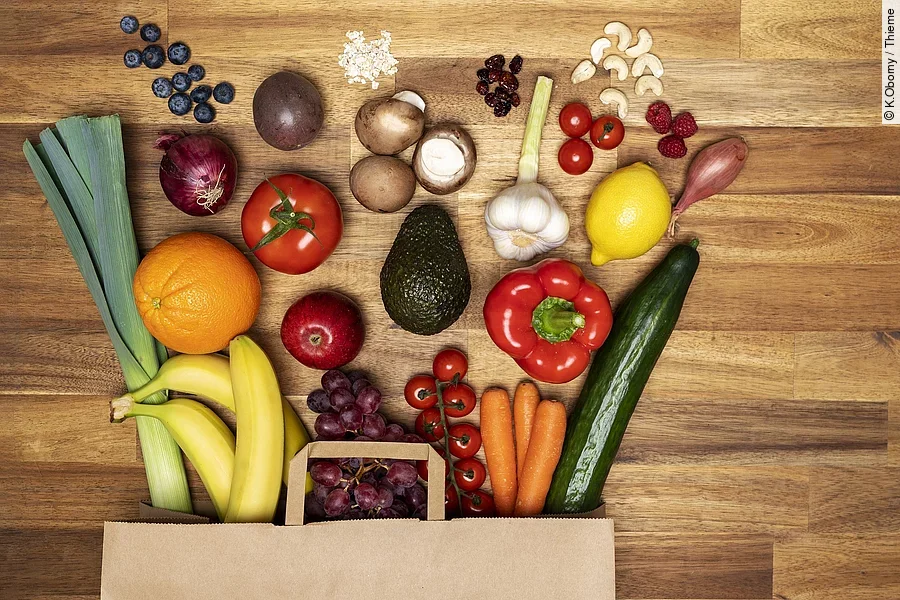 Eine Einkaufstasche voller gesundem Obst und Gemüse liegt ordentlich ausgebreitet auf dem Tisch. Eine Einkaufstasche voller gesundem Obst und Gemüse liegt ordentlich ausgebreitet auf dem Tisch.