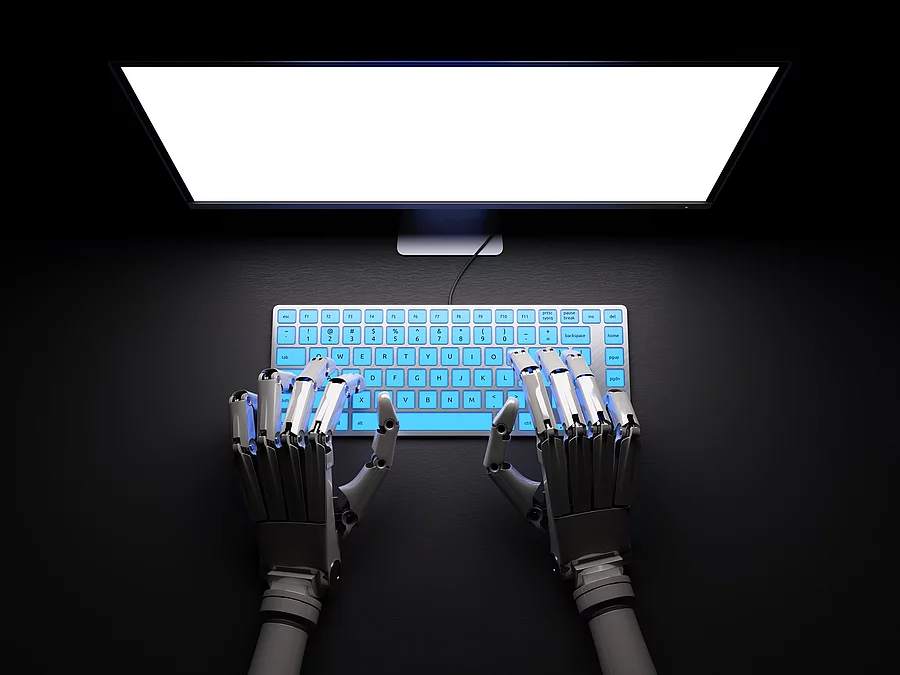 Roboter sitzt im Dunkeln an PC. Roboter sitzt im Dunkeln an PC.