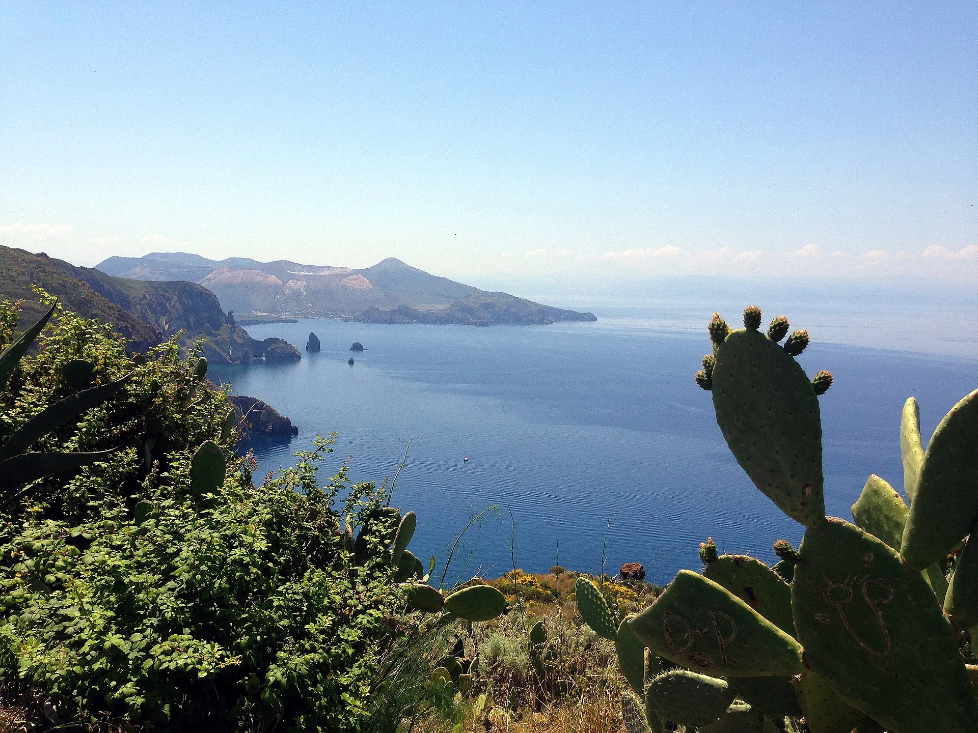 Blick auf eine Küste von einer Insel.