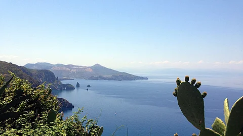 Blick auf eine Küste von einer Insel.