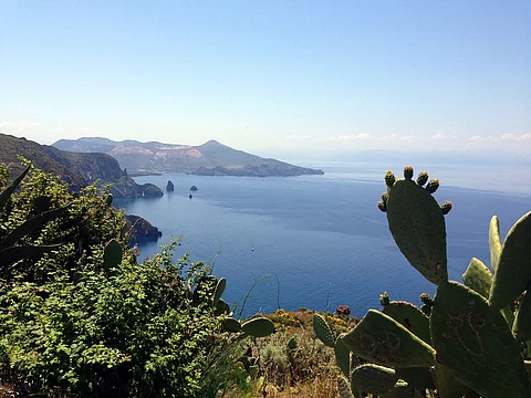 Blick auf eine Küste von einer Insel.