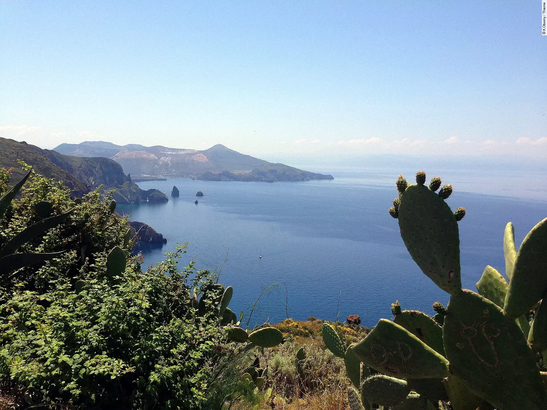 Blick auf eine Küste von einer Insel.