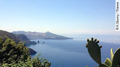 Blick auf eine Küste von einer Insel.