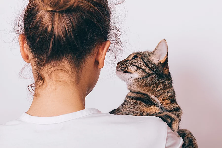 Frau mit Katze