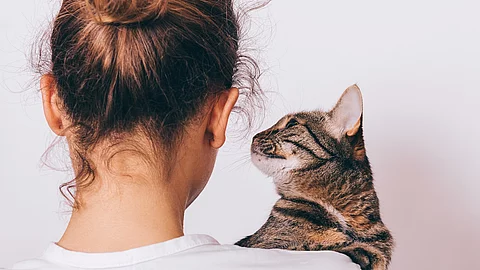 Frau mit Katze