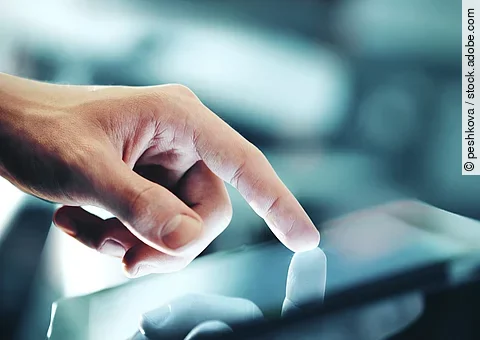 Eine Hand bedient ein Touchpad.