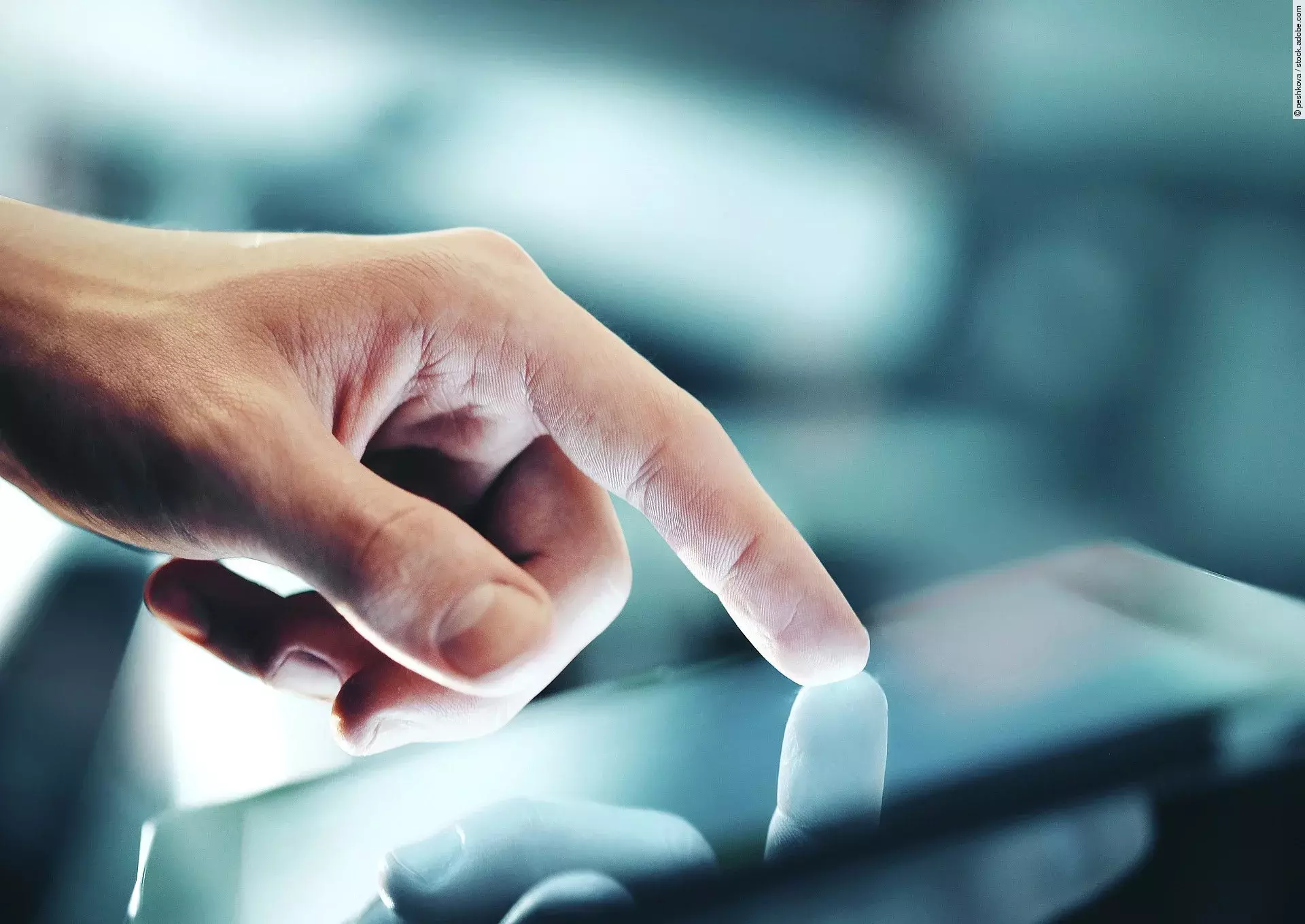 Eine Hand bedient ein Touchpad.