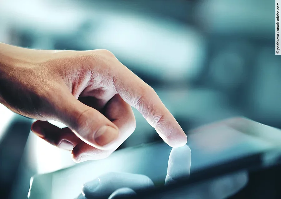 Eine Hand bedient ein Touchpad.