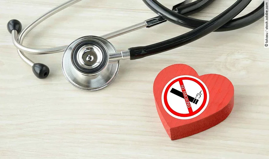 禁煙ステッカーを貼ったハートのオブジェと聴