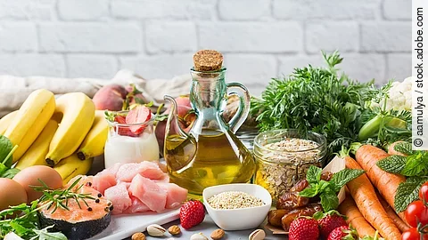 Verschiedene Nahrungsmittel auf der Küchentheke