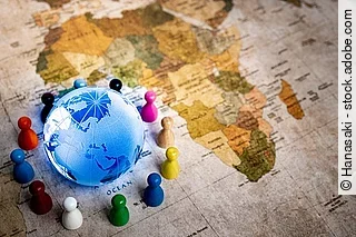 世界平和のイメージ ガラスの地球儀と人々 世界平和のイメージ ガラスの地球儀と人々