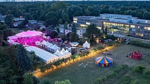 Das VetFestival-Gelände auf dem Campus der Stiftung Tierärztliche Hochschule Hannover aus der Vogelperspektive. Das VetFestival-Gelände auf dem Campus der Stiftung Tierärztliche Hochschule Hannover aus der Vogelperspektive.