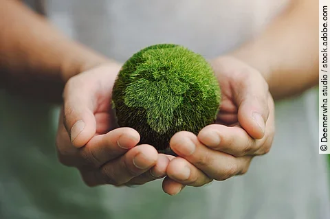 Erdkugel in den Händen eines Menschen