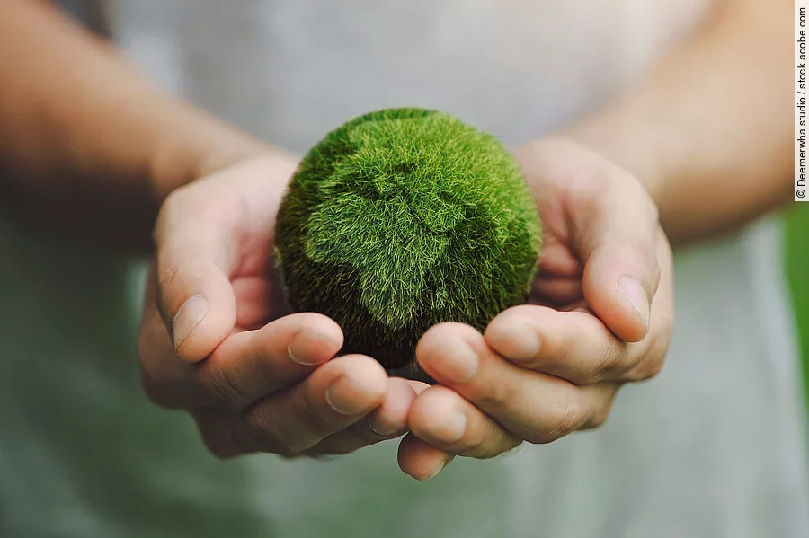 Erdkugel in den Händen eines Menschen