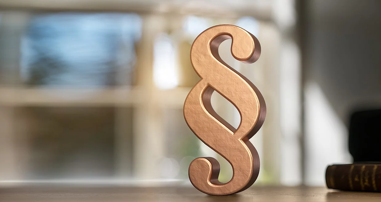 Ein Paragraphensymbol in Gold.