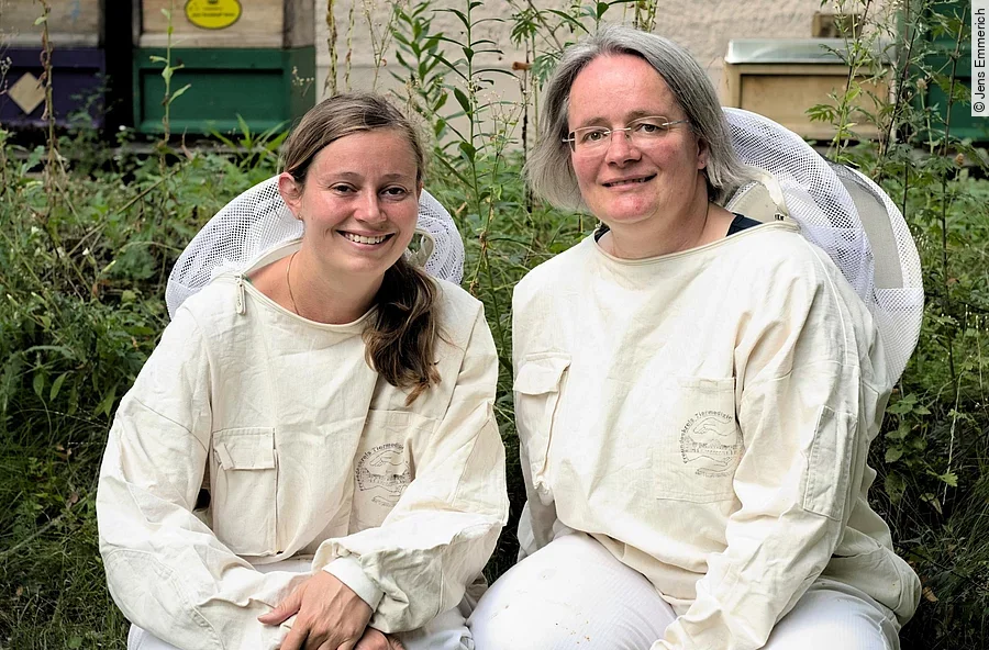 Dr. Julia Dittes und Dr. Ilka Emmerich in ihren weißen Imkeranzügen. Dr. Julia Dittes und Dr. Ilka Emmerich in ihren weißen Imkeranzügen.