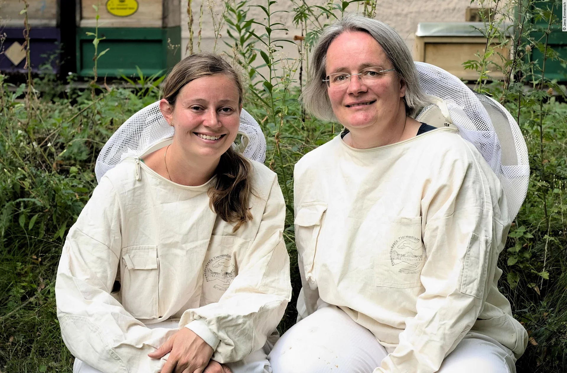 Dr. Julia Dittes und Dr. Ilka Emmerich in ihren weißen Imkeranzügen.