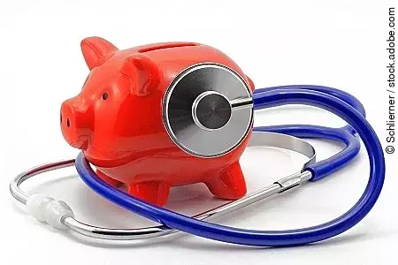 sparschwein mit stethoskop