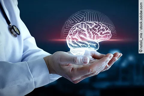 Hände von einer Person mit weißem Kittel halten ein virtuelles Gehirn fest