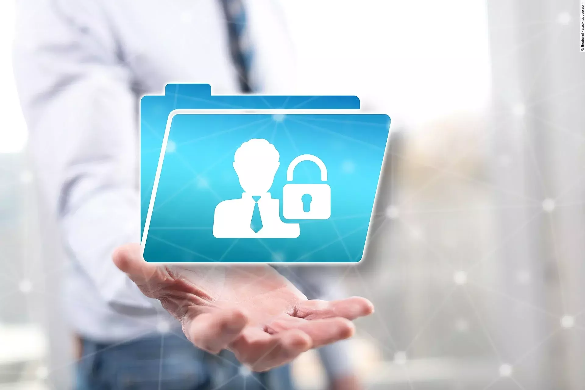 Concept of personal data security Eine männliche Person steht mit ausgestreckter Hand. Auf der Handfläche hält sie eine Personalakte, welche als Hologramm dargestellt ist. Die Person trägt einen Anzug. Die dargestellte Akte ist blau und darauf ist eine Symbol für einen Menschen und ein Schloss abgebildet.