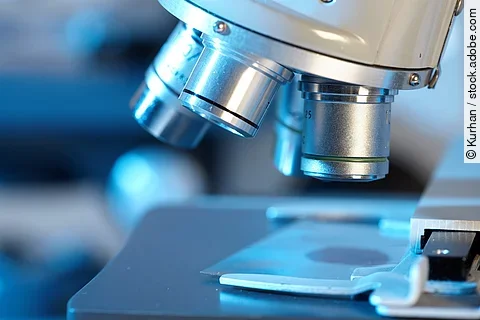 Nahaufnahme von einem Mikroskop.