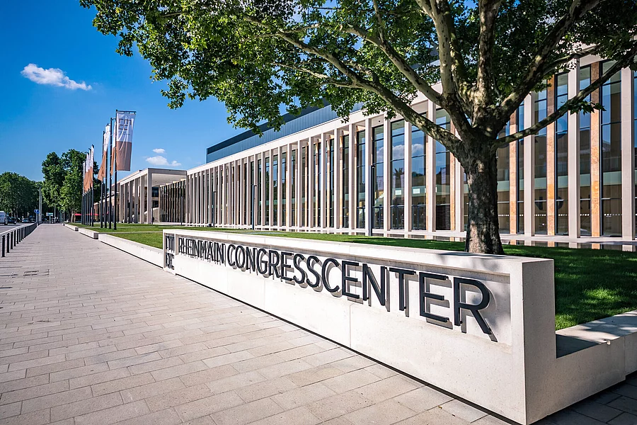 Das RheinMain CongressCenter liegt mitten in Wiesbaden zwischen Grünflächen und Museen.