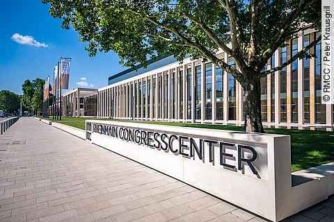 Das RheinMain CongressCenter liegt mitten in Wiesbaden zwischen Grünflächen und Museen.