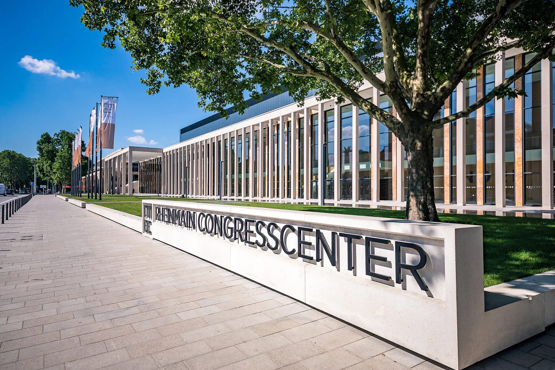 Das RheinMain CongressCenter liegt mitten in Wiesbaden zwischen Grünflächen und Museen.