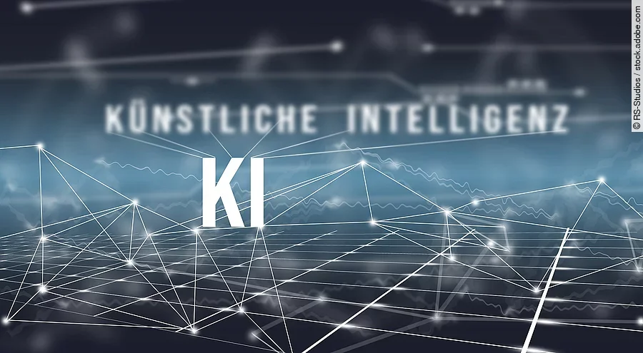 KI - KÜNSTLICHE INTELLIGENZ Auf blauem Hintergrund mit Vernetzungen steht "KÜNSTLICHE INTELLIGENZ" geschrieben.