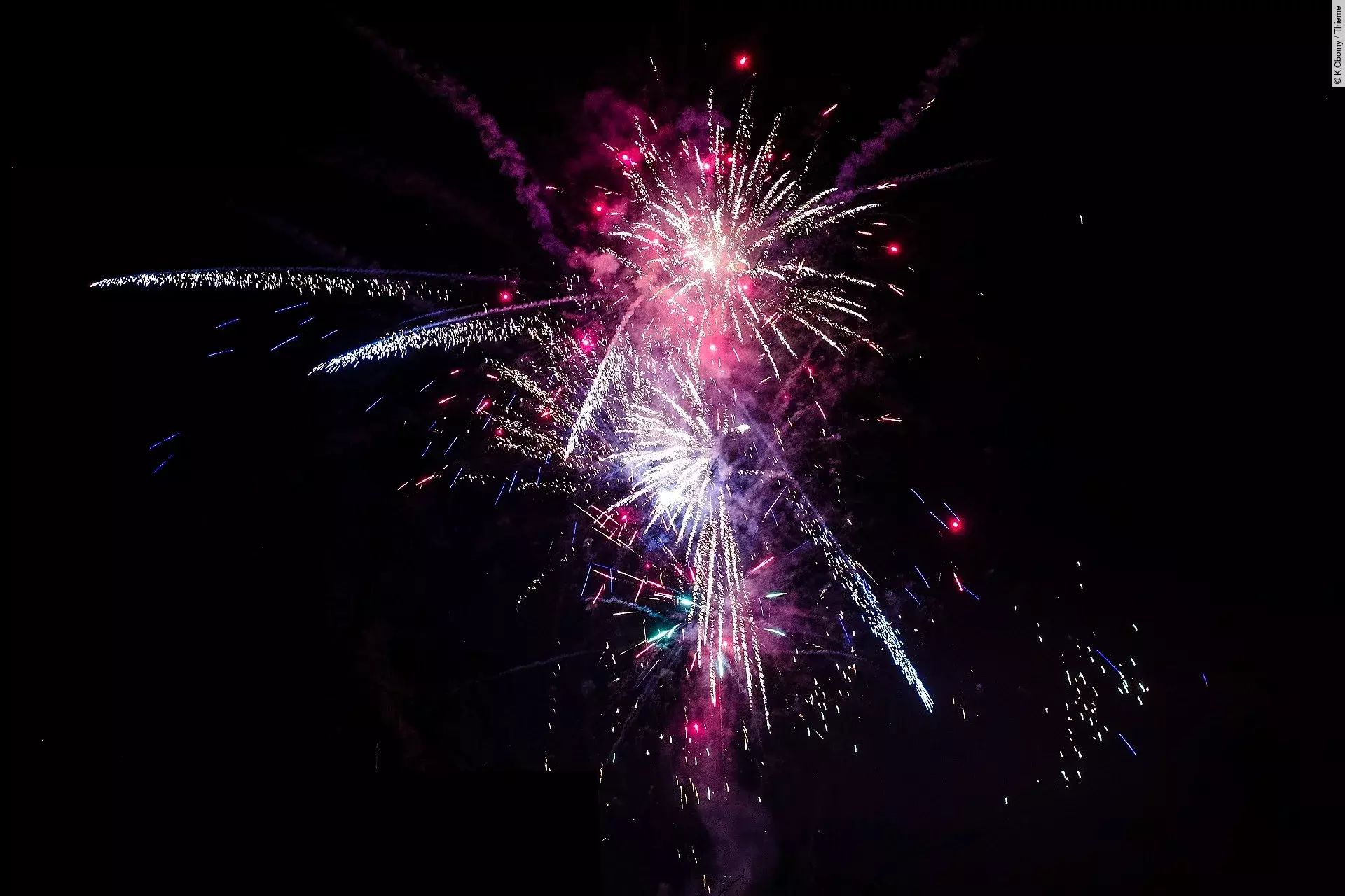 Ein buntes Feuerwerk erleuchtet die dunkle Nacht.