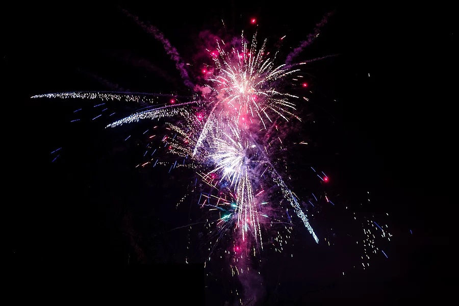 Ein buntes Feuerwerk erleuchtet die dunkle Nacht.