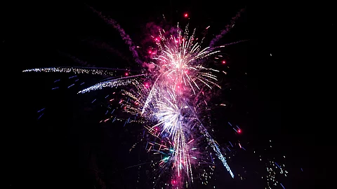 Ein buntes Feuerwerk erleuchtet die dunkle Nacht.