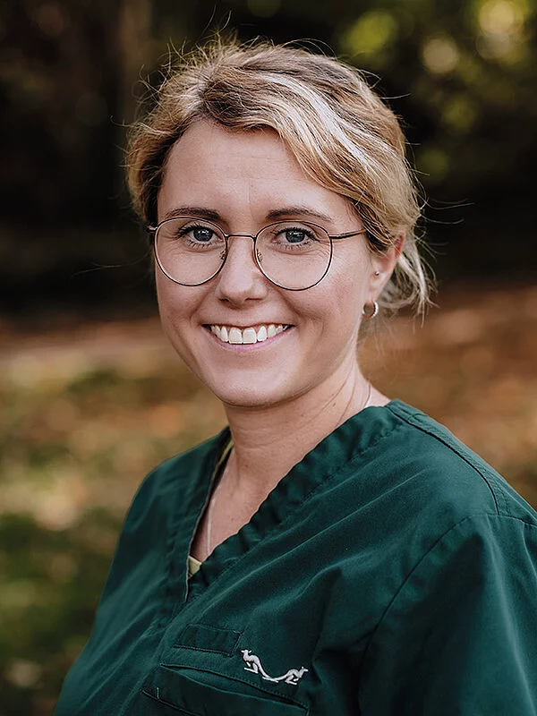 Dorothee Köstler schaut für eine Portraitaufnahme lächelnd in die Kamera.