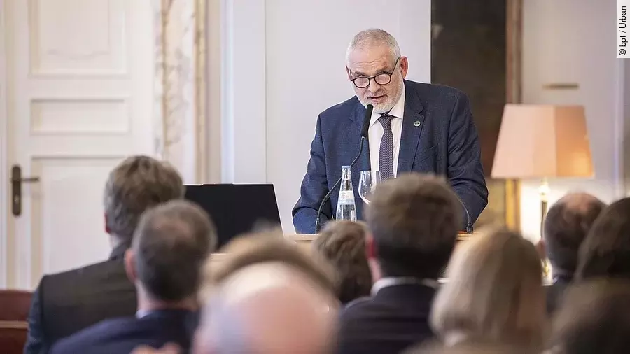 Der Präsident der Bundestierärztekammer richtet zu Beginn der Veranstaltung Grußworte an die Besucher*innen.