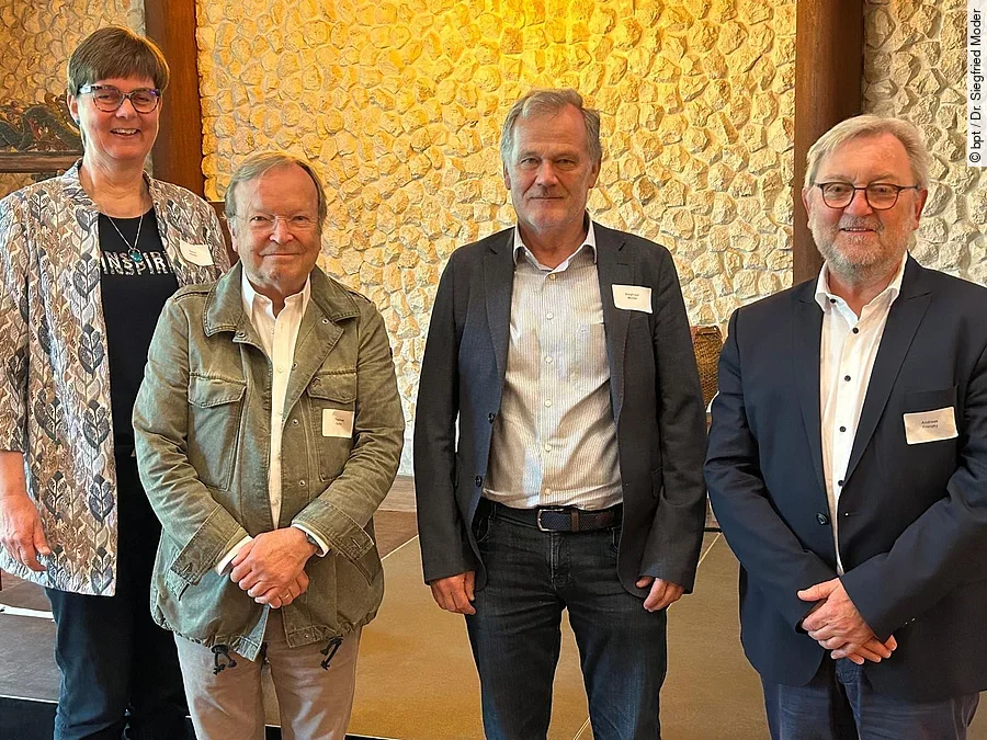 Frontalaufnahme von den in der Bildunterschrift genannten Personen. Die Personen sind schick gekleidet und schauen in die Kamera.