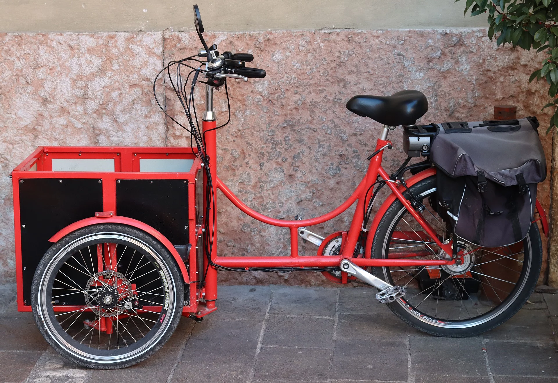 Seitliche Ansicht von einem roten Lastenrad.