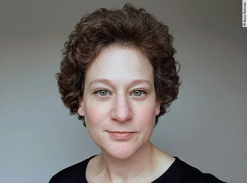 Das Bild zeigt eine Portraitaufnahme von Ilona Kohnen mit Kurzhaarschnitt. Das Bild zeigt eine Portraitaufnahme von Ilona Kohnen mit Kurzhaarschnitt.