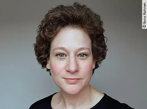Das Bild zeigt eine Portraitaufnahme von Ilona Kohnen mit Kurzhaarschnitt.